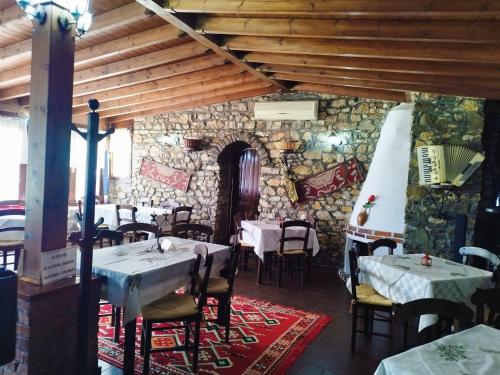 Guva Mangalem Hotel Restaurantにあるシーティングエリア