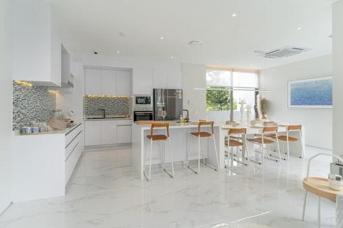 Η κουζίνα ή μικρή κουζίνα στο The Residence by Andaman Villa