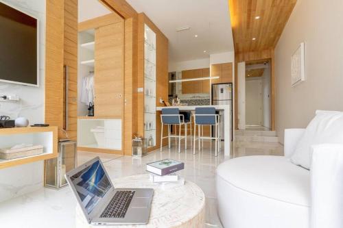 Μια τηλεόραση ή/και κέντρο ψυχαγωγίας στο The Residence by Andaman Villa