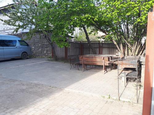 einen Park mit einer Bank, einem Tisch und einem Van in der Unterkunft Апартаменти 100 кв.м на Шота Руставелі in Odessa