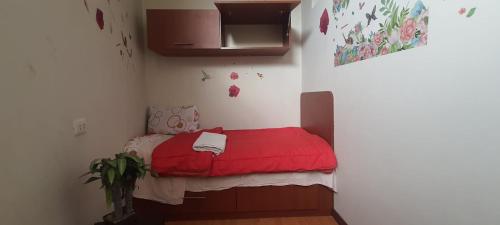 a small room with a red bed in the corner at Apartamento Acogedor in Huancayo