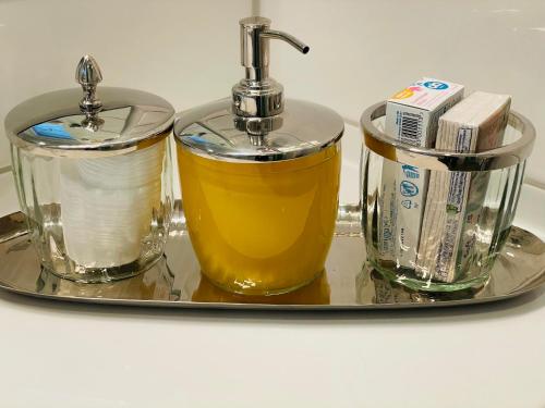 a tray with two bottles of honey on it at Entzückende Garconniere im Herzen Spittals in Spittal an der Drau