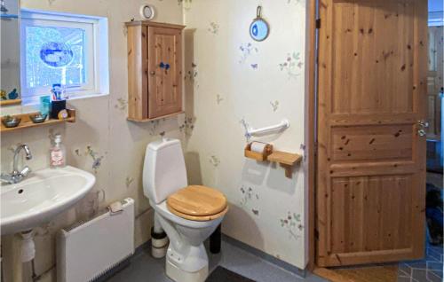 La salle de bains est pourvue de toilettes et d'un lavabo. dans l'établissement 2 Bedroom Nice Home In Bottnaryd, à Bottnaryd