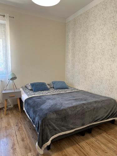 - une chambre avec un grand lit et une table dans l'établissement Blue Lagoon, à Zielona Góra