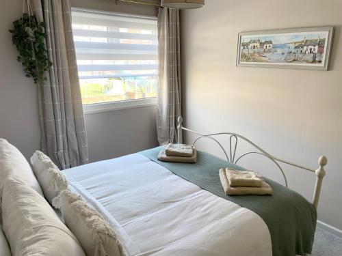 - une chambre avec un lit et 2 oreillers dans l'établissement Sea Side Getaway, à Portstewart