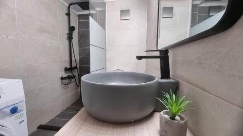 łazienka z dużą wanną w rogu w obiekcie Koukaki near the Acropolis Stylish 2 bedroom w Atenach