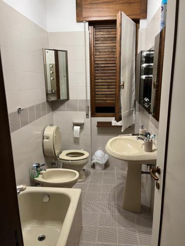 La salle de bains est pourvue de 2 toilettes et d'un lavabo. dans l'établissement Bella Vista, à Baveno
