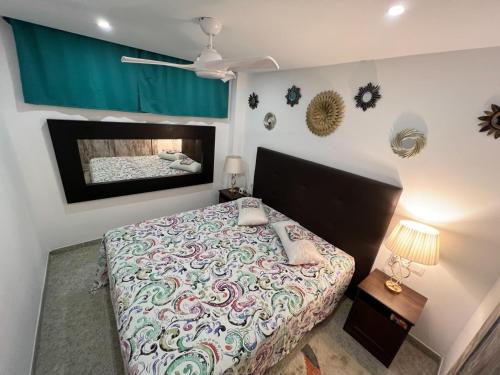 ein Schlafzimmer mit einem großen Bett in einem Zimmer in der Unterkunft Mama Yumbo in Playa del Ingles