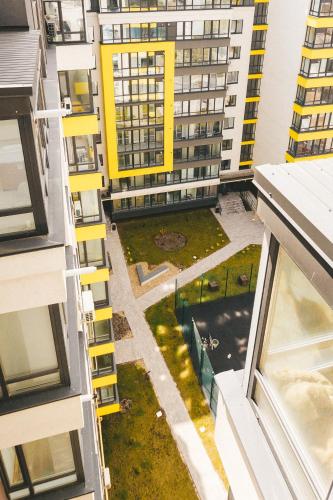 an overhead view of a courtyard between two buildings at ENERGIE Дизайнерська стильна квартира в новому ЖК in Ternopilʼ