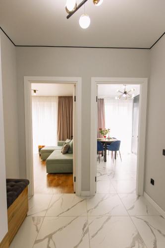 a living room with a bed and a table at ENERGIE Дизайнерська стильна квартира в новому ЖК in Ternopilʼ