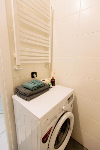 a laundry room with a washer and dryer at ENERGIE Дизайнерська стильна квартира в новому ЖК in Ternopilʼ