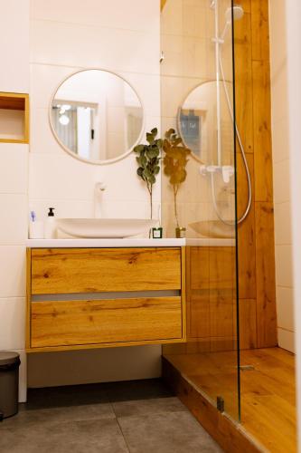 a bathroom with a sink and a mirror at ENERGIE Дизайнерська стильна квартира в новому ЖК in Ternopilʼ