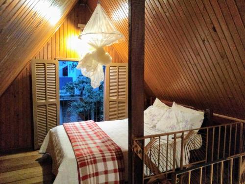 a bedroom with a bed and a lamp in a room at Chalet confortável na cidade das estrelas in Santa Maria Madalena
