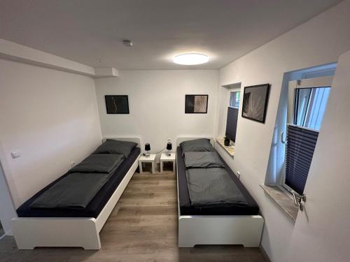 Pokój z 2 łóżkami i oknem w obiekcie Ferienwohnung mit separaten Eingang - Mola w mieście Wetter