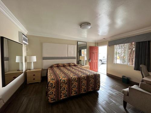 een hotelkamer met een bed en een bank bij Flamingo Motel Oxnard in Oxnard