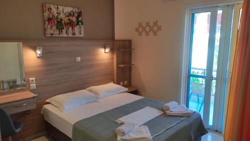 Postel nebo postele na pokoji v ubytování Gogo's - Γωγώ Rooms & Studios