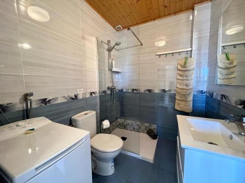 een badkamer met een wit toilet en een wastafel bij Casa Carlos in Benalmádena