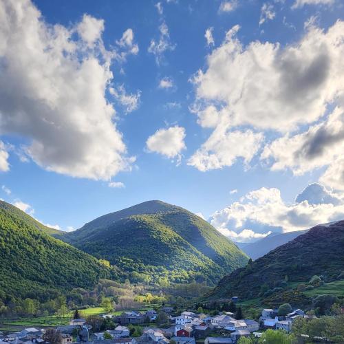 a view of a valley with green mountains at Hotel Rural LA CÁRCEL in Murias de Paredes