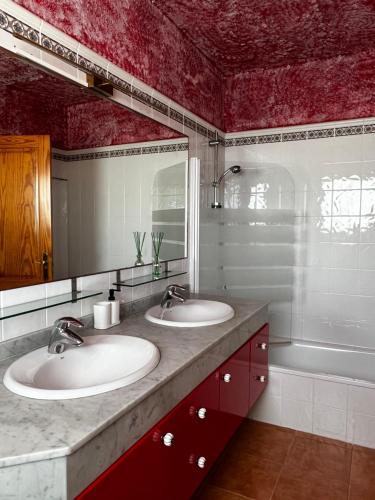 een badkamer met twee wastafels en een spiegel bij Villa Eclips in Playa Blanca