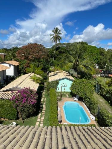 einen Blick auf den Pool vom Dach eines Hauses in der Unterkunft Casa Jasmim Imbassaí-BA in Mata de Sao Joao