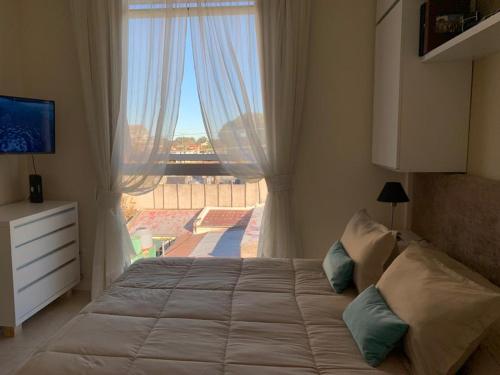 1 dormitorio con 1 cama grande y ventana grande en Monoambiente muy luminoso en Gualeguaychú