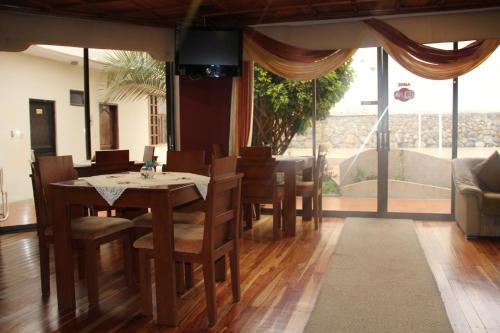una sala da pranzo con tavolo e sedie di Hospedaje González a Cuenca