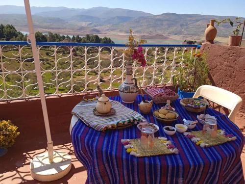 un tavolo con una tovaglia blu sul balcone di Abla room ad Azilal