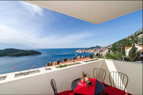 balcón con vistas al océano en Apartment Zlatni Potok - View of the Old Town & 15 Minute Walk to the Center, en Dubrovnik