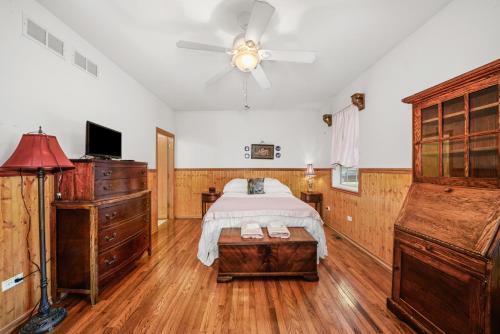 una camera con letto e ventilatore a soffitto di Beautiful home in Beach Park IL a Beach Park