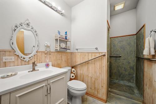 Ένα μπάνιο στο Beautiful home in Beach Park IL