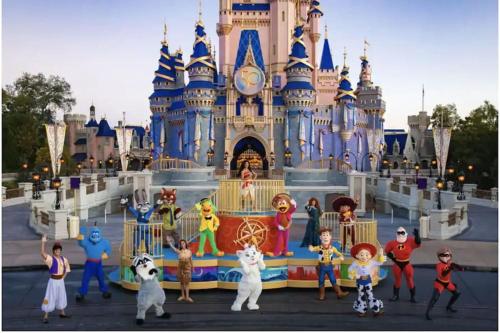 un grupo de niños parados frente a un castillo de Disney en A Whole New World Villa, en Kissimmee