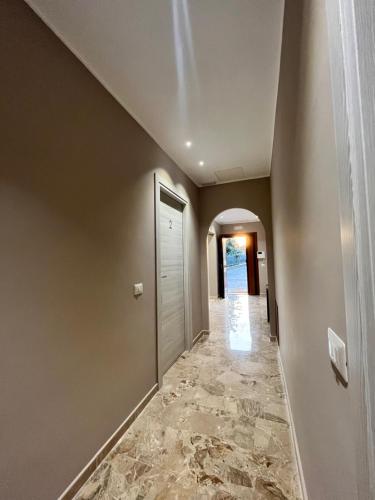 a hallway with a door and a tile floor at B&B Casa Doria in Valmontone