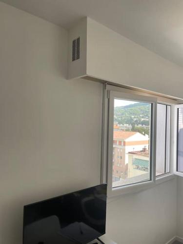 Cette chambre est dotée d'un mur blanc et d'une fenêtre. dans l'établissement Magnifique appartement, à Cannes