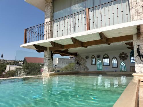 une piscine en face d'un bâtiment dans l'établissement Hotel Villa Peñasco, à Bernal