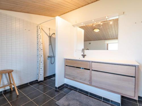 Koupelna v ubytování Holiday home Fanø LIX