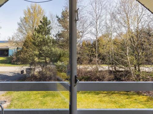 Bøstrup的住宿－8 person holiday home in H jslev，享有庭院景致的窗户