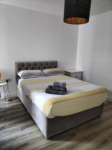 um quarto com uma cama com duas almofadas em Lovely Apartment with Free Parking One Bedroom 416 em Luton