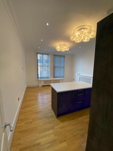 ein leeres Zimmer mit einem Schreibtisch und einem großen Fenster in der Unterkunft Luxury Apartment APT5 in Wolverhampton
