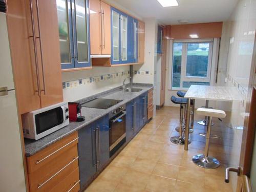 Η κουζίνα ή μικρή κουζίνα στο apartamento con jardin