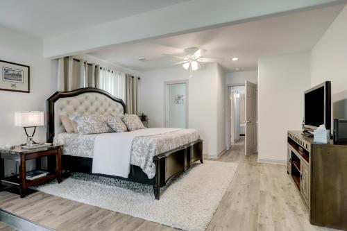 a bedroom with a large bed and a television at Kingwood Cottage - 10 mins from IAH - Lake Front in Humble