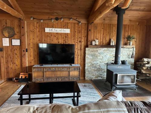 Televisyen dan/atau pusat hiburan di Timber Frame Country Retreat.