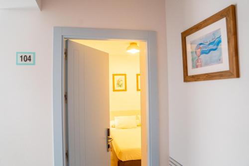 a hallway with a door leading to a bedroom at Hostal Tarantelo Conil in Conil de la Frontera