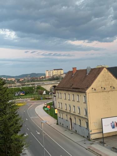 un bâtiment situé sur le côté d'une route à côté d'une rue dans l'établissement The Marchburg Apartment, à Maribor