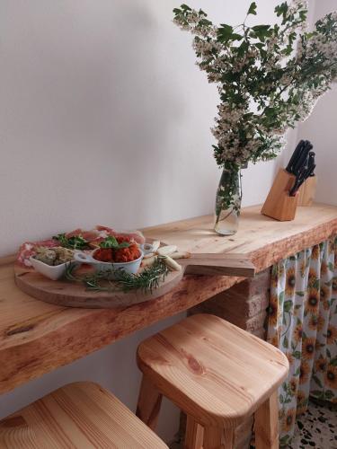 une table en bois avec une assiette de nourriture dans l'établissement Casa Bruna - Cipresseta del Chianti, à Castellina in Chianti