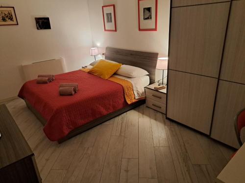 1 dormitorio pequeño con 1 cama con manta roja en Your Comfort Home - Bologna, en Bolonia