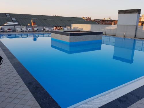 uma piscina com luzes azuis no topo de um edifício em Your Comfort Home - Bologna em Bolonha