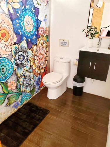 Room #3 tesisinde bir banyo