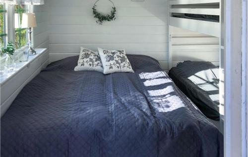 ein Bett mit Kissen darauf im Schlafzimmer in der Unterkunft Awesome Home In Linkping With Wifi in Linköping
