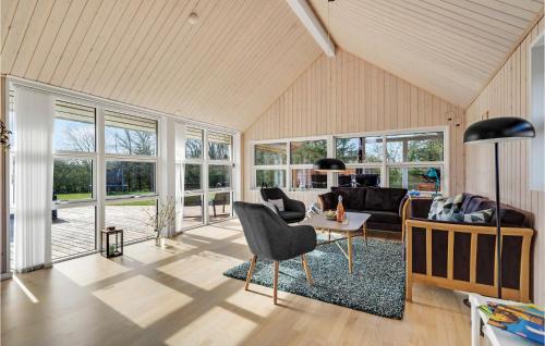 un salon avec un canapé et une table dans l'établissement Nice Home In Hemmet With Kitchen, à Hemmet