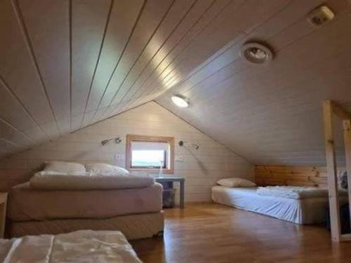 een kamer met 2 bedden op een zolder bij Aurora borealis in the middle of Golden circle in Kerhraun